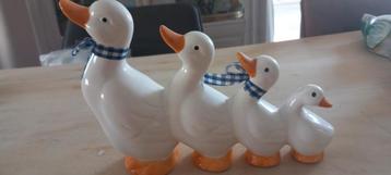 4 eenden op een rij aan elkaar, 26cm lang, hoogte van 19cm  beschikbaar voor biedingen