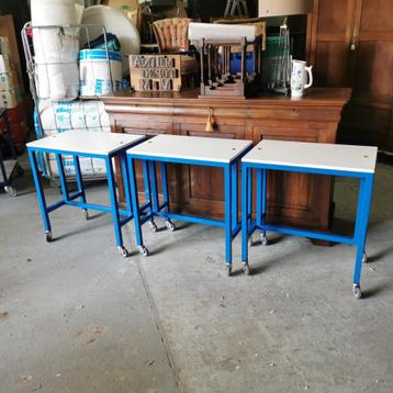 3 stevige ijzeren roltafels op wielen 78 x 50 H 57 beschikbaar voor biedingen