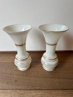 2 mooie witte Opaline vaasjes met gouden rand, Ophalen of Verzenden