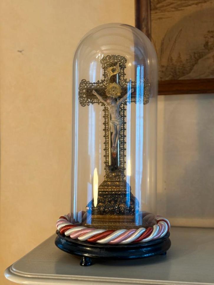 Antiek Kruisbeeld onder stolp, Antiek en Kunst, Antiek | Religieuze voorwerpen, Ophalen