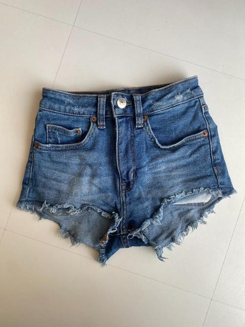 Korte jeansshort (H&M Divided - 32), Kleding | Dames, Spijkerbroeken en Jeans, Zo goed als nieuw, W27 (confectie 34) of kleiner