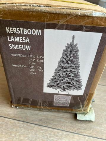 Kerstboom met sneeuw beschikbaar voor biedingen