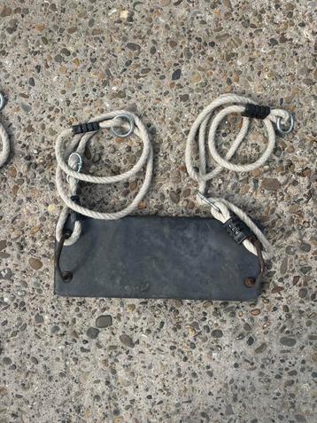 2 schommelzitjes met touw en ringen beschikbaar voor biedingen