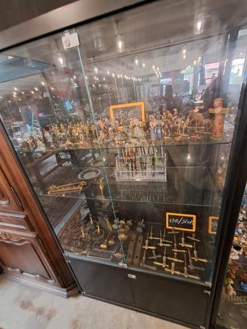 Tweedehandszaak out&nief ook open op zondag  beschikbaar voor biedingen