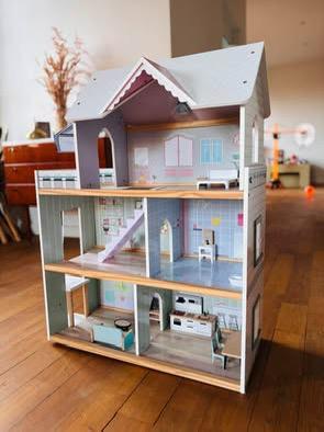 Houten poppenhuis met meubeltjes, Kinderen en Baby's, Speelgoed | Poppenhuizen, Zo goed als nieuw, Poppenhuis, Ophalen