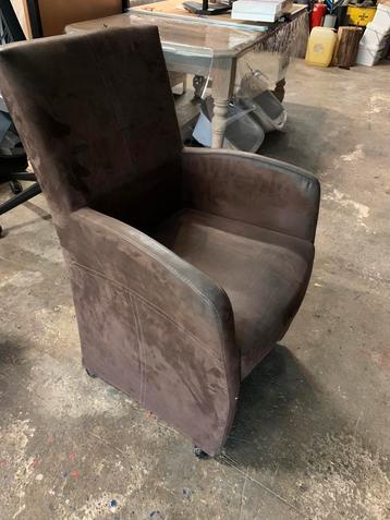 2 stoelen op wieltjes pruim kleur beschikbaar voor biedingen