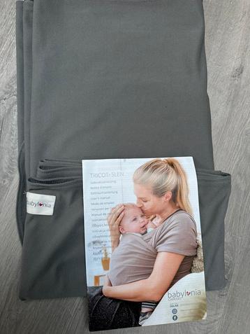 Babylonia babydrager tricot slen cool midt grey beschikbaar voor biedingen