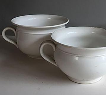 Anciens vases de nuit en faïence beschikbaar voor biedingen