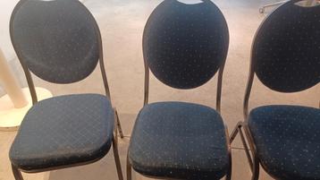 Set van 30 stoelen en steun op wielen  beschikbaar voor biedingen