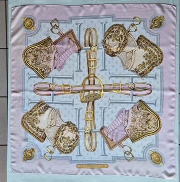 Foulard carré vintage Hermès 100 % soie, Enlèvement ou Envoi, Porté, Écharpe