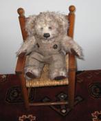 Hand gemaakt beertje met stoeltje., Collections, Ours & Peluches, Enlèvement ou Envoi, Neuf, Ours en tissus, Autres marques
