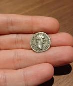 Denier Domitianus, support avec pied, Enlèvement ou Envoi