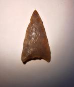 Neolithische pijlpunt - 2,7 cm, Verzamelen, Mineralen en Fossielen, Ophalen of Verzenden, Fossiel