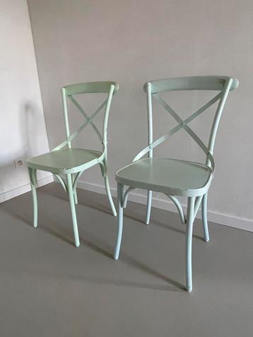 2 metalen retro stoelen in pastelgroen – stevig & stijlvol beschikbaar voor biedingen