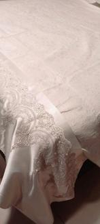 Couvre lit nouveau avec broderie 240/240+2 coussins garnis, Enlèvement, Neuf