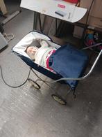 Oude poppen wagen met pop, Ophalen