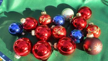 Mix van kerstballen in doos beschikbaar voor biedingen