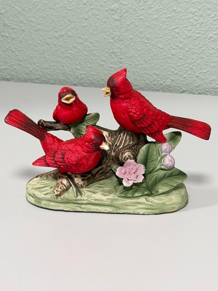 Statue vintage — Trois oiseaux cardinaux rouges sur branche, Collections, Statues & Figurines, Comme neuf, Animal, Enlèvement ou Envoi