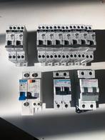 disjoncteurs  16 et 20 A  + 1différentiel   LOT à SAISIR, Enlèvement, Comme neuf, Autres types
