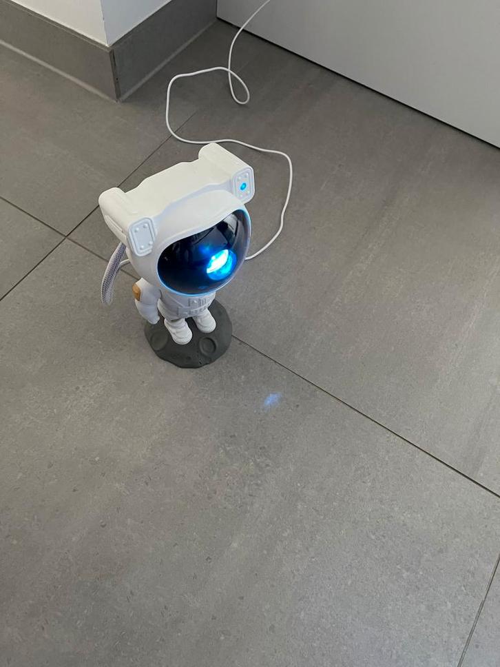 Lichtgevende astronaut  Met kabel en afstandsbediening, Enfants & Bébés, Chambre d'enfant | Aménagement & Décoration, Utilisé