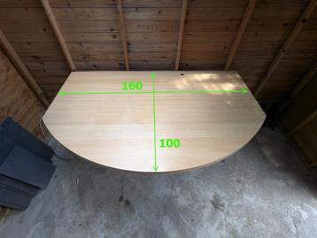 Ruime en stevige tafel / bureau met muurbevestiging beschikbaar voor biedingen