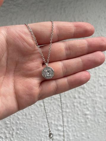 Ketting zilverkleurig beschikbaar voor biedingen
