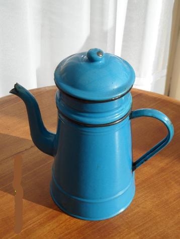 Te koop een oud geëmailleerd koffiezetapparaat  beschikbaar voor biedingen
