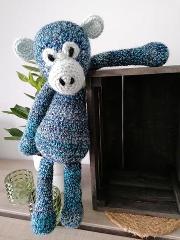 Schattig gehaakt aapje blauw beschikbaar voor biedingen
