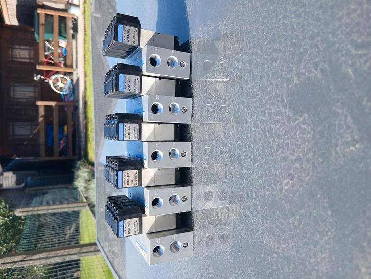 Pneumatiek stuurventielen Koganei / Solenoid Valves /, Zakelijke goederen, Machines en Bouw | Industrie en Techniek, Ophalen