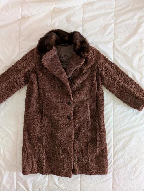 Bruine astrakan jas met bontkraag t36/38, Kleding | Dames, Jassen | Winter, Zo goed als nieuw, Maat 36 (S), Bruin, Ophalen of Verzenden