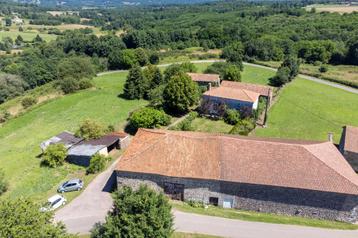 Oude boerderij, bijgebouwen, bron, waterput, land 16000M2 beschikbaar voor biedingen