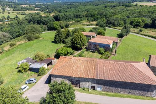 Oude boerderij, bijgebouwen, bron, waterput, land 16000M2, Immo, Buitenland, Frankrijk, Woonhuis, Landelijk