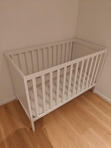 Sundvik babybed + matras + laken + laken, Kinderen en Baby's, Traphekjes, Ophalen, Zo goed als nieuw