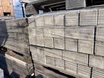 Grijze klinkers beschikbaar voor biedingen