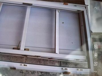 Stevige buitendeur met extra hordeur erbij witte pvc beschikbaar voor biedingen