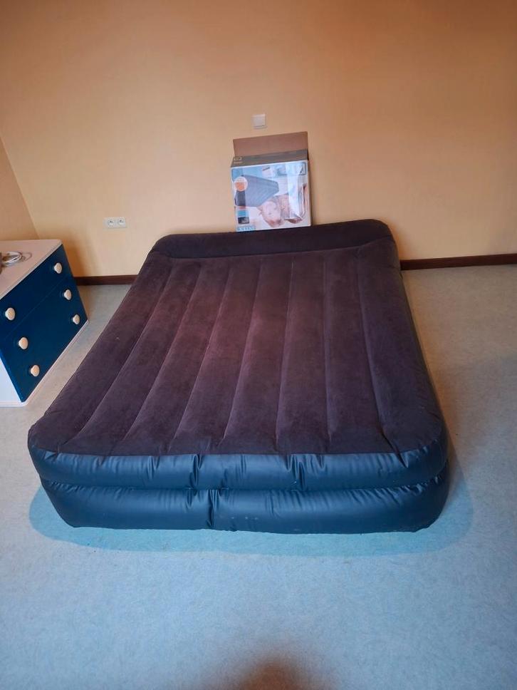 Intex Queen Comfort-Plush Luchtbed met ingebouwde pomp, Caravans en Kamperen, Luchtbedden, Zo goed als nieuw, Ingebouwde pomp