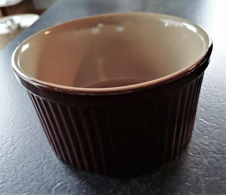 Deux plats pour le four : un en grès et un pyrex., Huis en Inrichting, Keuken | Servies, Zo goed als nieuw, Overige typen, Overige stijlen