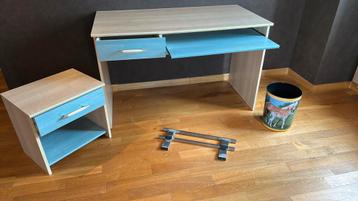 Bureau + accessoires  beschikbaar voor biedingen
