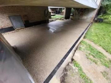 Terras in gepolierde of uitgewassen beton beschikbaar voor biedingen