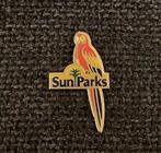 PIN - SUNPARKS - PAPEGAAI - PARROT - PERROQUET, Collections, Autres sujets/thèmes, Utilisé, Envoi, Insigne ou Pin's