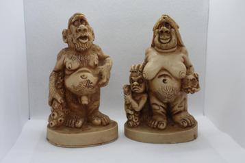 Kleine beelden van een naakte prehistorische familie beschikbaar voor biedingen