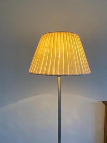 Vloerlamp met lampenkap beschikbaar voor biedingen