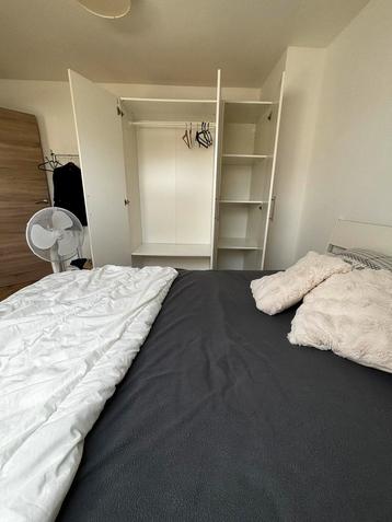 Ruime witte kleerkast met 3 deuren beschikbaar voor biedingen