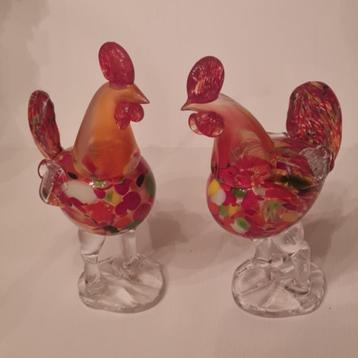 Veelkleurige haantjes in glas beschikbaar voor biedingen