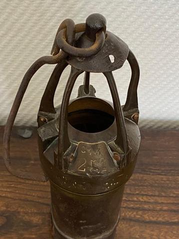 Oude mijnwerkerslamp beschikbaar voor biedingen