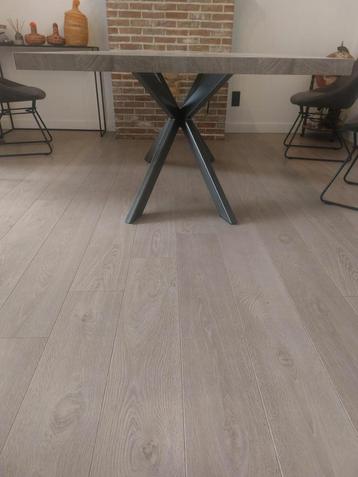 moderne eettafel met spinpoot disponible aux enchères