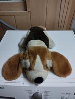 Een knuffel hond die ligt kleur licht bruin en wit, Kinderen en Baby's, Speelgoed | Knuffels en Pluche, Ophalen, Zo goed als nieuw