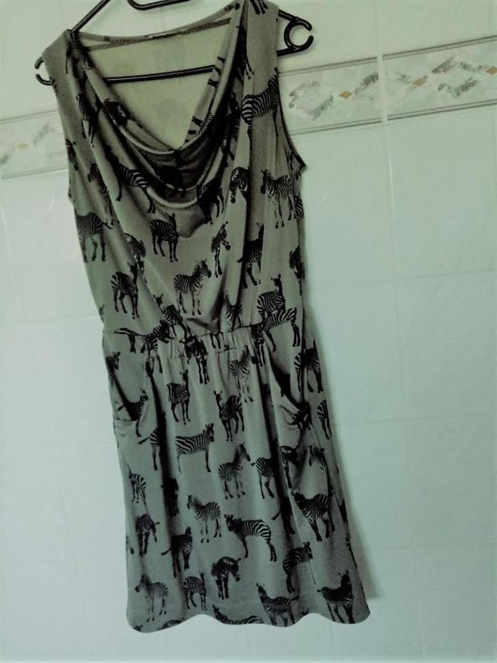 Jacqueline Riu : khaki jurk , kleed zebra motief ,  36/38, Kleding | Dames, Jurken, Zo goed als nieuw, Maat 36 (S), Groen, Knielengte