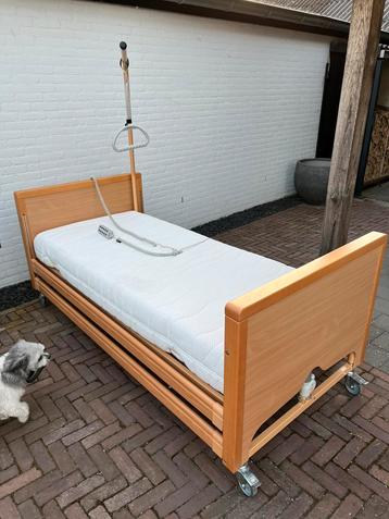 Hooglaag bed Hooglaagbed Ziekenhuis bed Verpleeghuis bed  beschikbaar voor biedingen