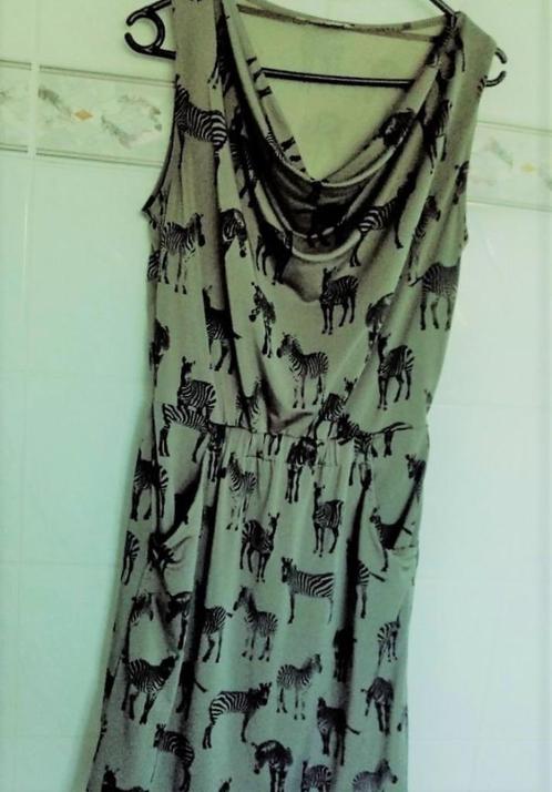 Jacqueline Riu : khaki jurk , speels kleed zebra , mt M, Kleding | Dames, Jurken, Zo goed als nieuw, Maat 38/40 (M), Groen, Knielengte